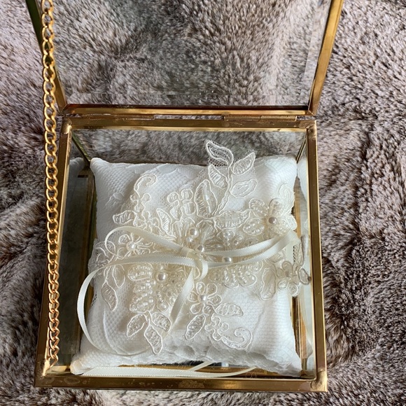 Gorgeous glass wedding ring box lace ring pillow - Picture 2 of 6